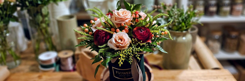 wiązanak kwiatów w pracowni florystycznej